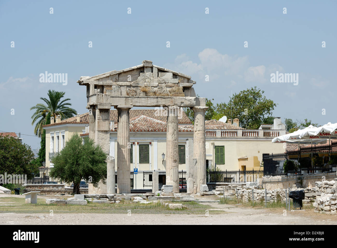 Atene. La Grecia. Vista la porta di Atena Archegetis, il monumentale ingresso formale alla romana antica agora o Forum. Foto Stock