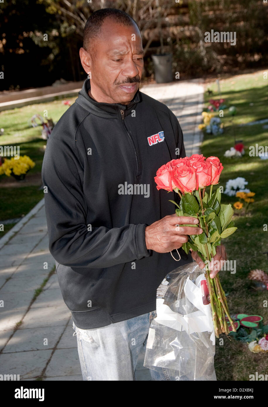 Febbraio 03, 2013 - Calabasas, CA, US - Richard Woodard di Los Angeles porta fiori freschi per il recinto del suo cane, "BOO". Tra le migliaia di animali domestici sepolto presso il Los Angeles Pet Memorial Park, circa il 80% di essi sono entrambi i cani o i gatti, ma il cimitero contiene anche i resti di cavalli, llama, uccelli, vaso panciuto maiali e scimmie ragno. Tra gli animali più famosi interrato ci sono il Lone Ranger del cavallo della 'Silver', il Little Rascals " cane " Petey " e "Tawny", MGM il famoso lion.(Immagine di credito: © Brian Cahn/ZUMAPRESS.com) Foto Stock