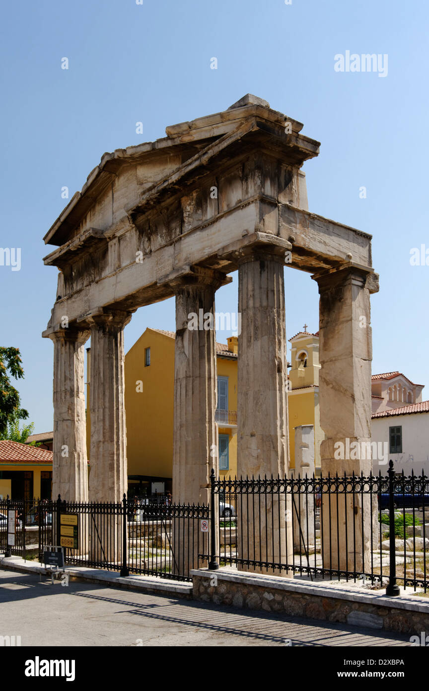 Atene. La Grecia. Vista la porta di Atena Archegetis, il monumentale  ingresso formale alla romana antica agora o Forum Foto stock - Alamy
