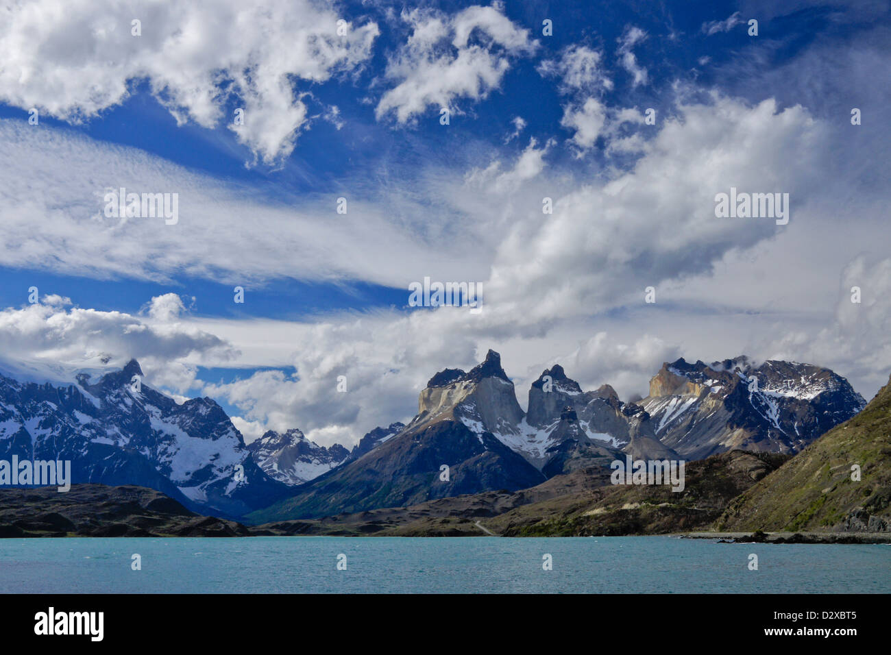 Lago Pehoe, Los Cuernos e Paine Grande, Parco Nazionale Torres del Paine, Patagonia, Cile Foto Stock