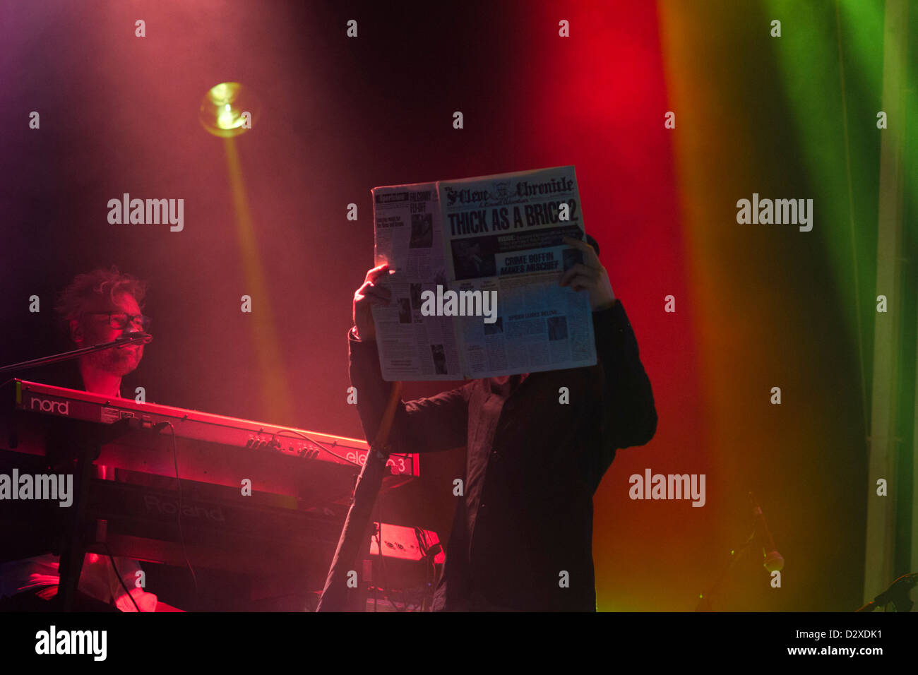 Il tastierista Scott Hammond e cantante / attore Ryan O'Donnell, di Ian  Anderson band, durante il 'spessa come un mattone 2' concerto Foto stock -  Alamy