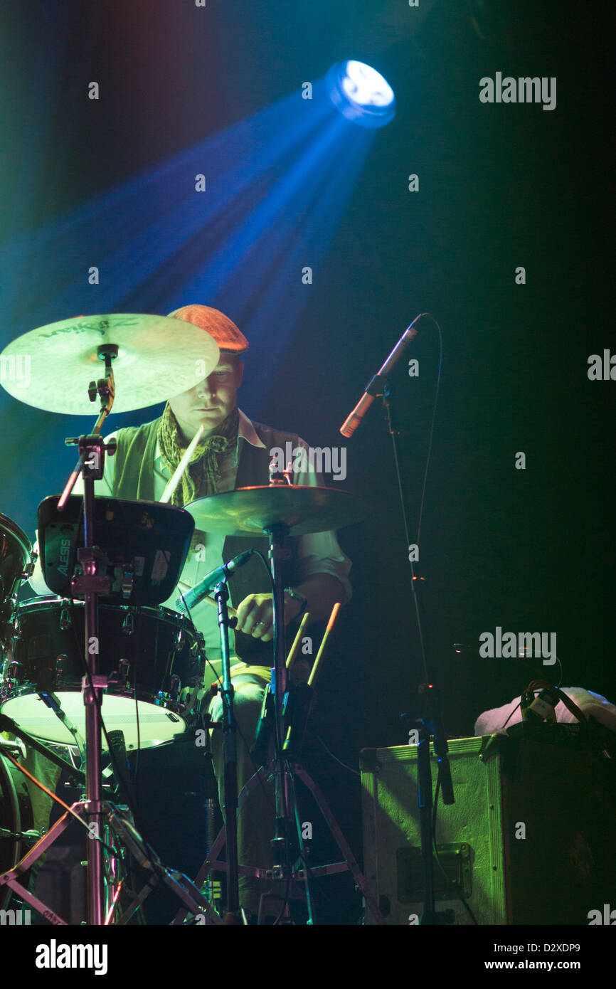 Scott Hammond, batterista di Ian Anderson touring band, esegue in concerto. Foto Stock