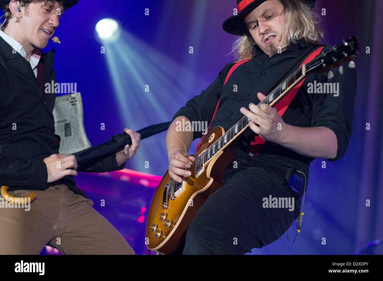 Ryan O'Donnell e Florian Ophale da Ian Anderson touring band, eseguire 'spessa come un mattone' sul palco. Foto Stock
