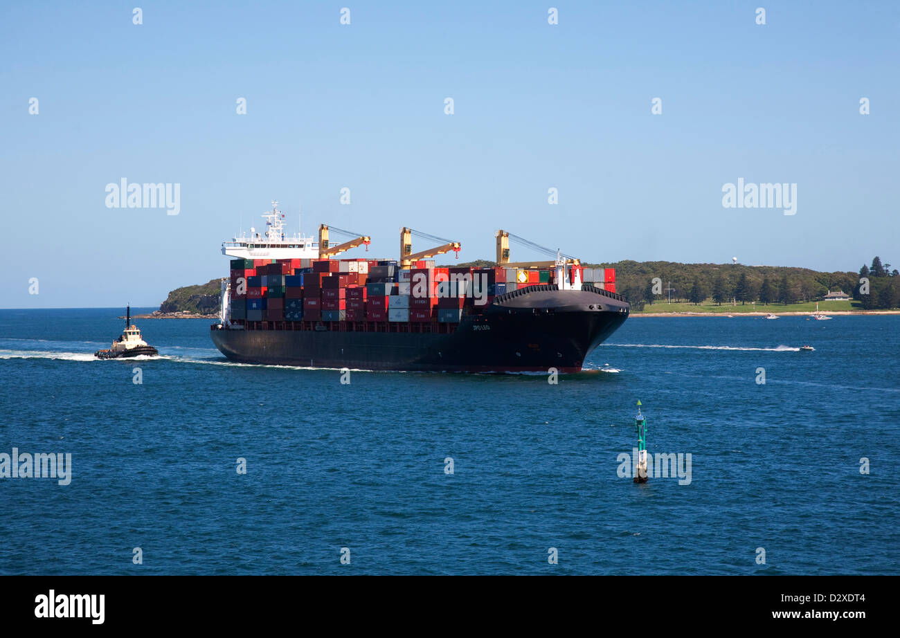 JPO Leo nave container arrivano a Port Botany Sydney Australia con assistenza dal porto rimorchiatore a traino. Foto Stock