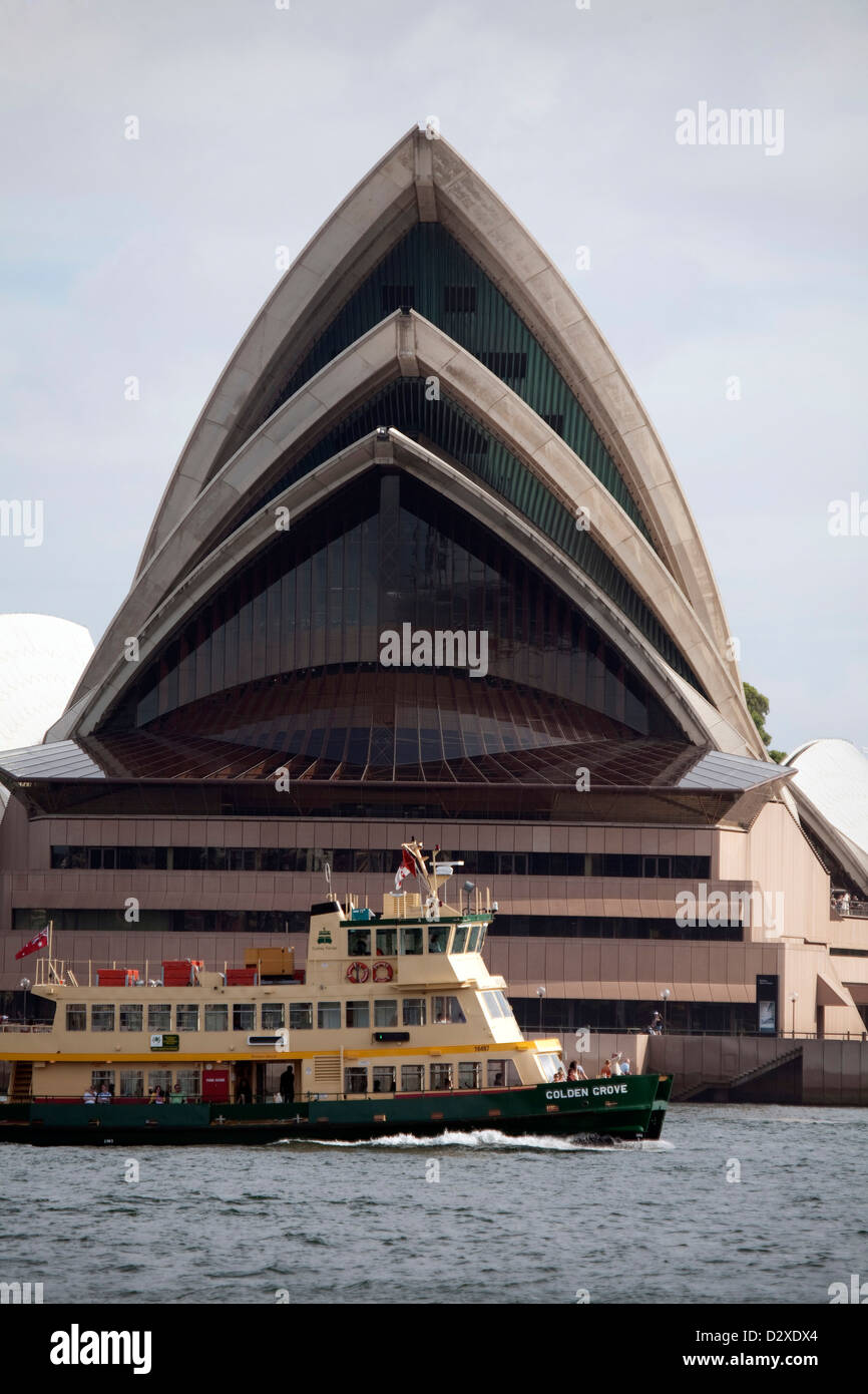 Sydney Harbour traghetto "Golden Grove' passando la Sydney Opera House Sydney Australia Foto Stock