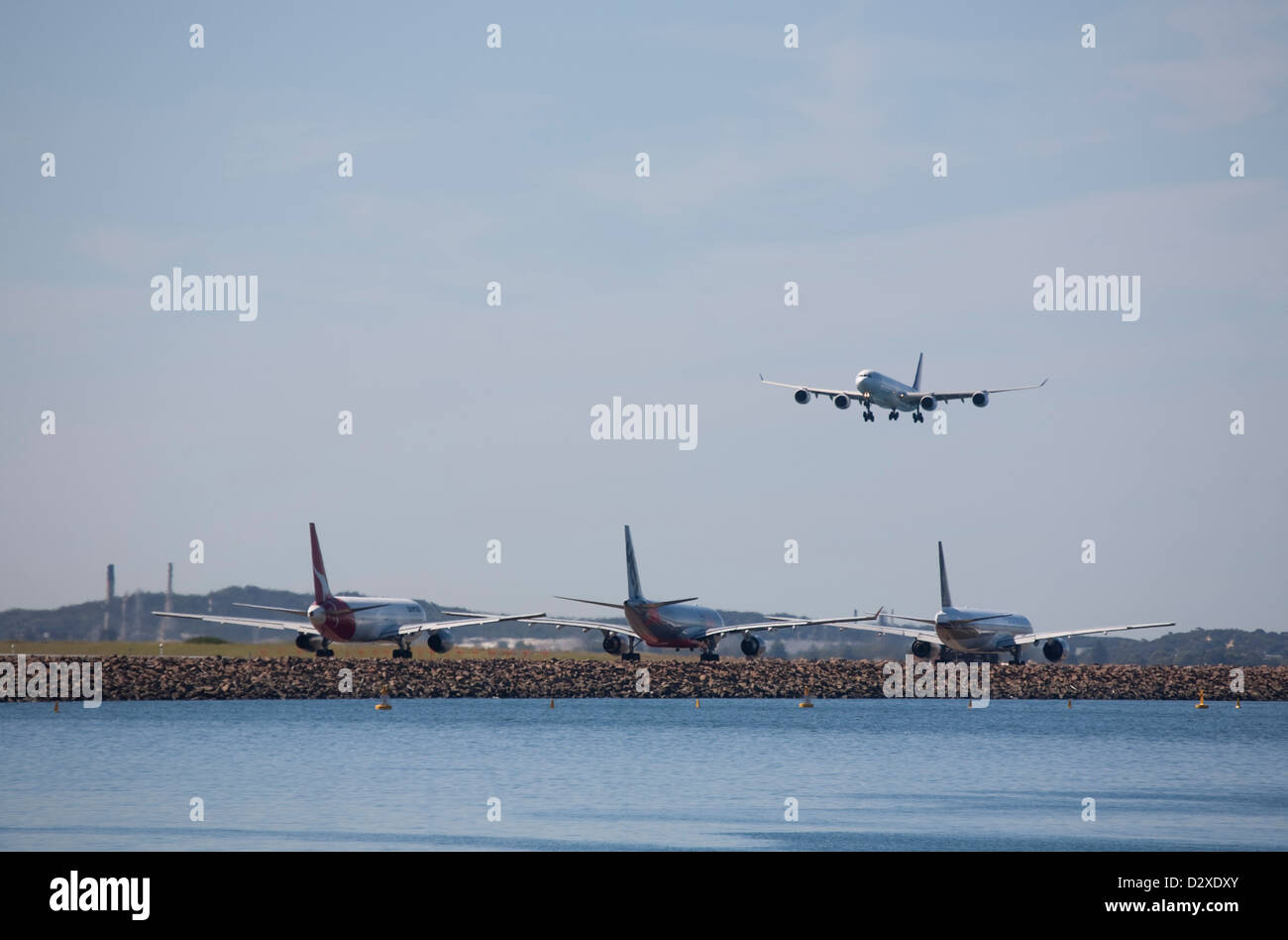 Tre velivoli a getto in coda all'Aeroporto Kingsford Smith di Sydney Australia in attesa per il decollo. Foto Stock