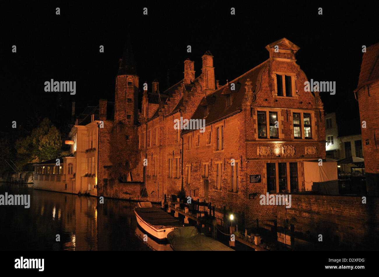 Suggestiva notte di Brugge, in Belgio. Luogo famoso per i canali. Foto Stock