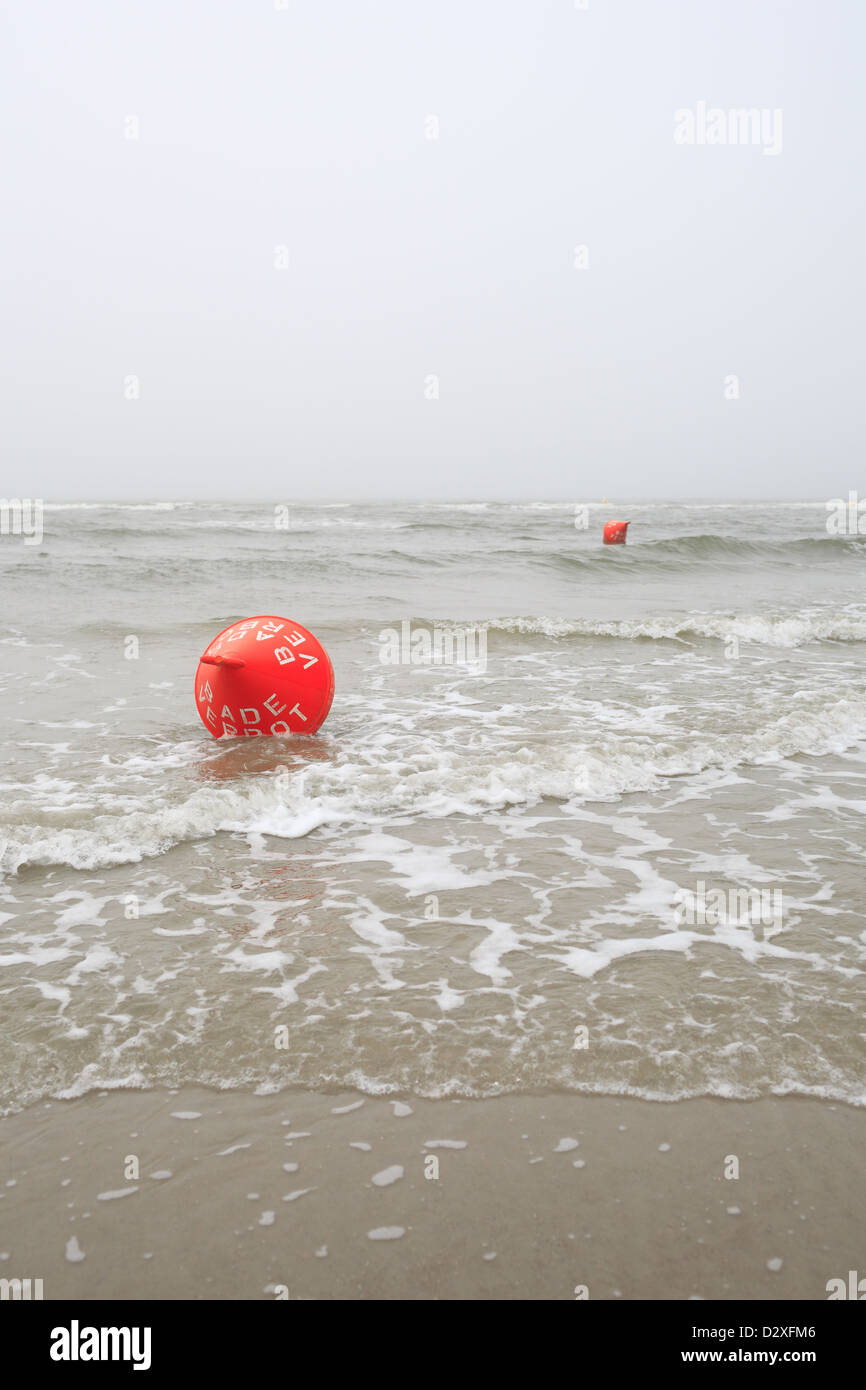 Sankt Peter-Ording, Germania, boe contrassegnato DIVIETO DI BAGNO Foto Stock