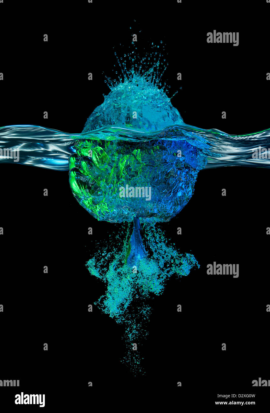 Il blu e il verde il palloncino di colpire l'acqua Foto Stock