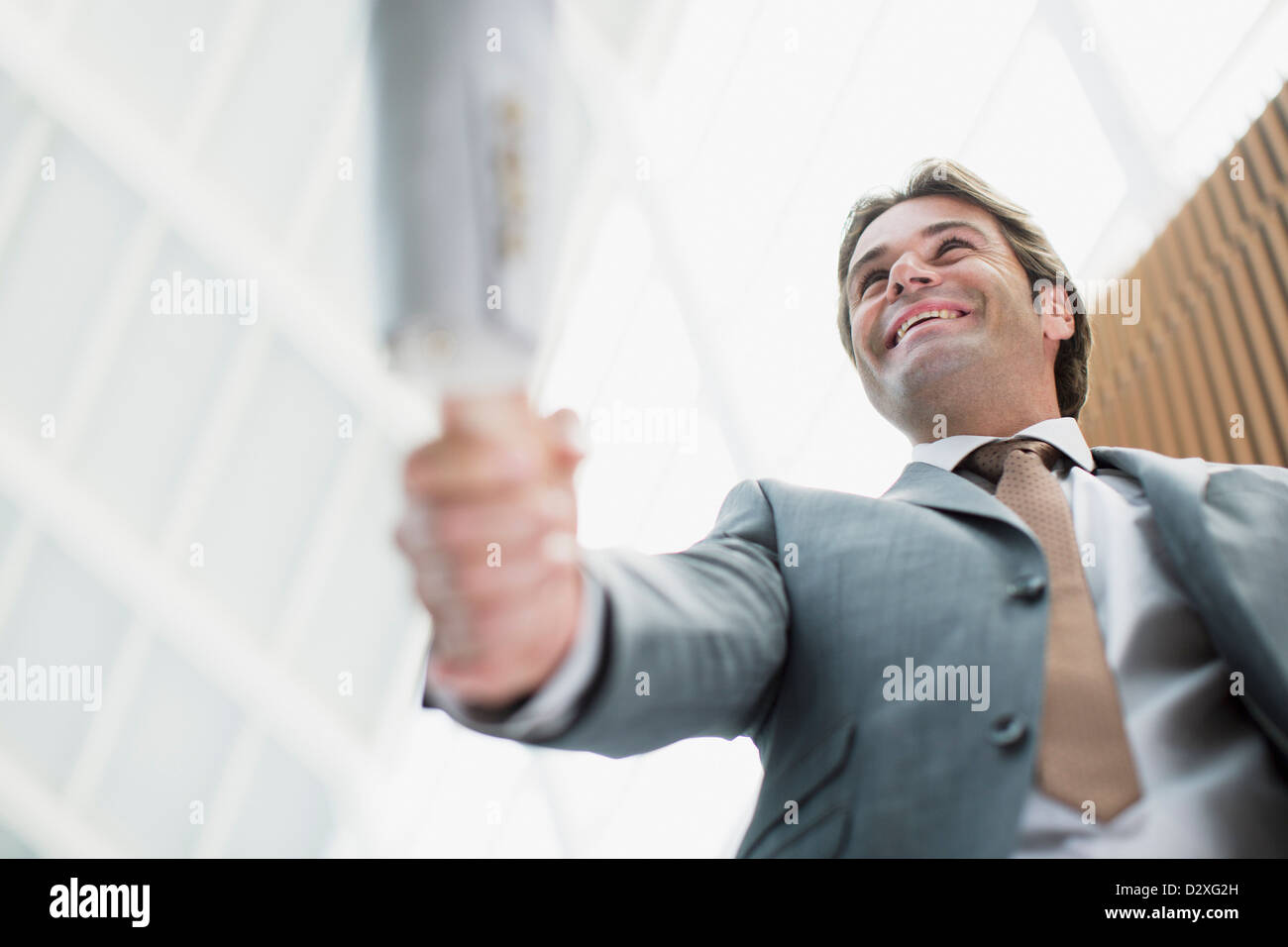 Imprenditore sorridente stringono le mani con imprenditrice Foto Stock