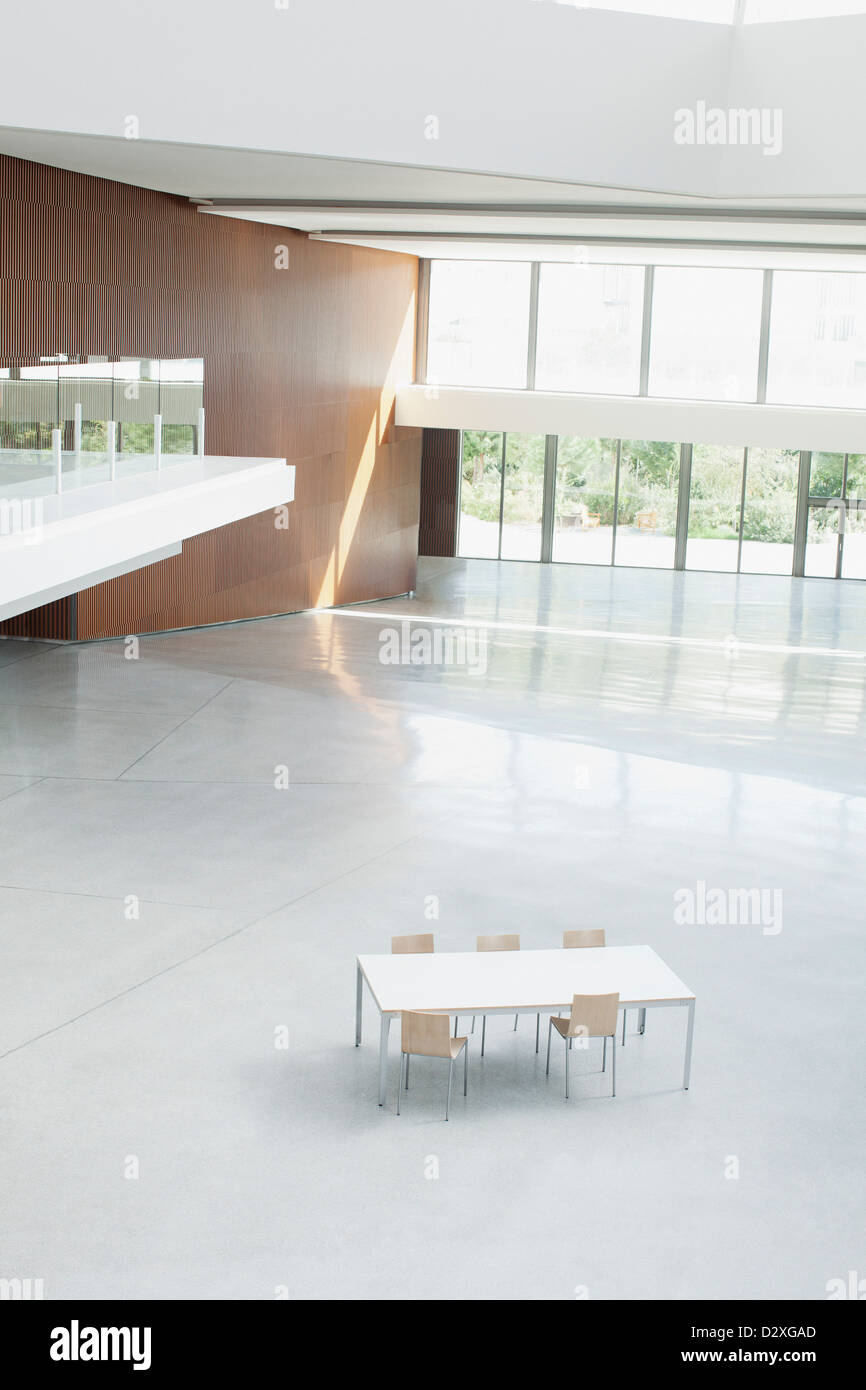 Tavolo e sedie in ufficio vuoto lobby Foto Stock