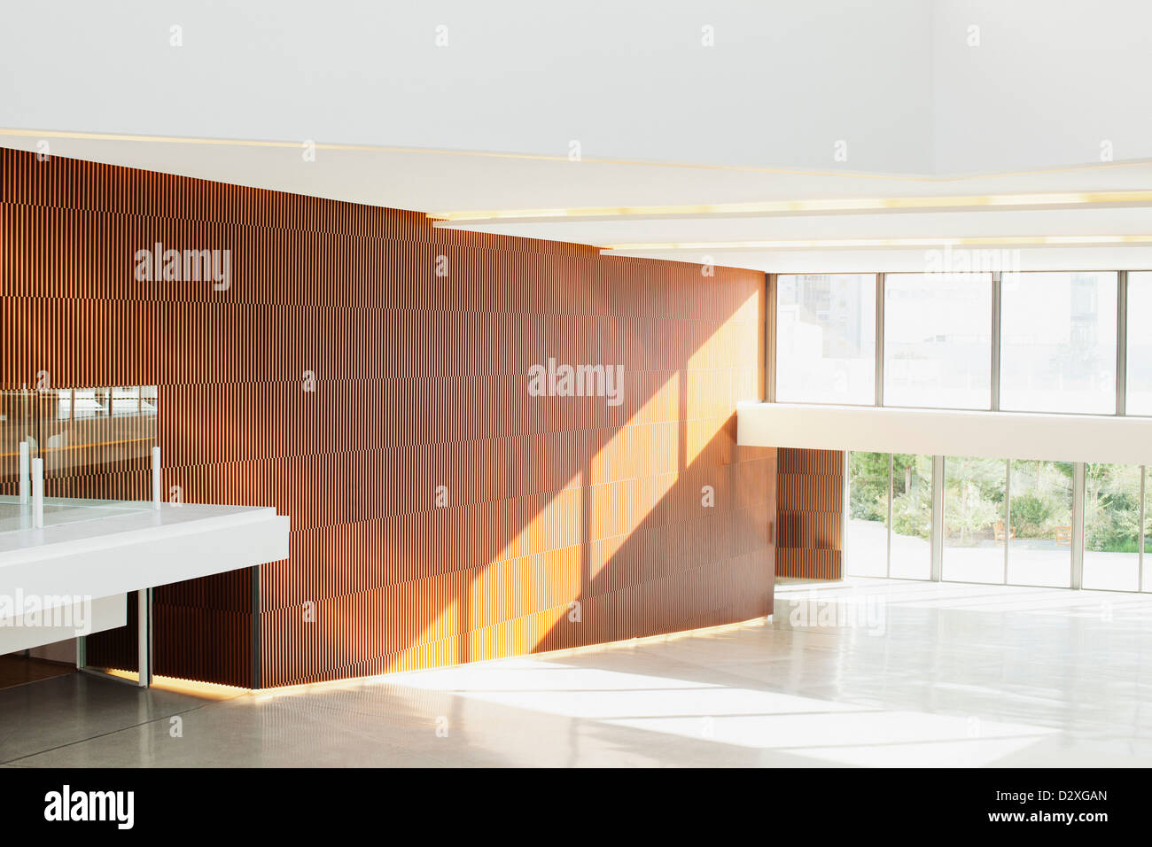 Sole che splende attraverso windows in vuote lobby moderna Foto Stock