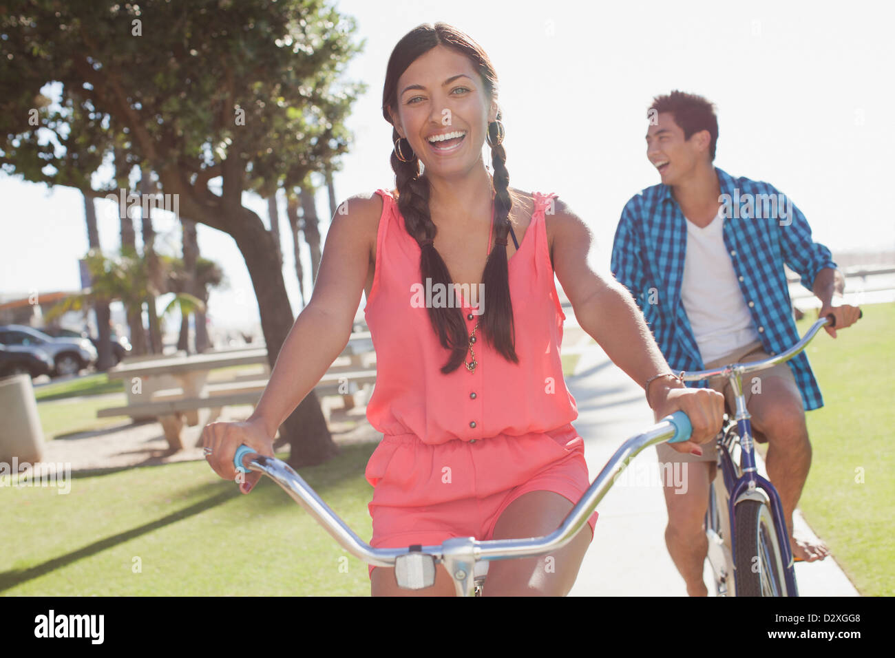 Giovane equitazione biciclette all'aperto Foto Stock