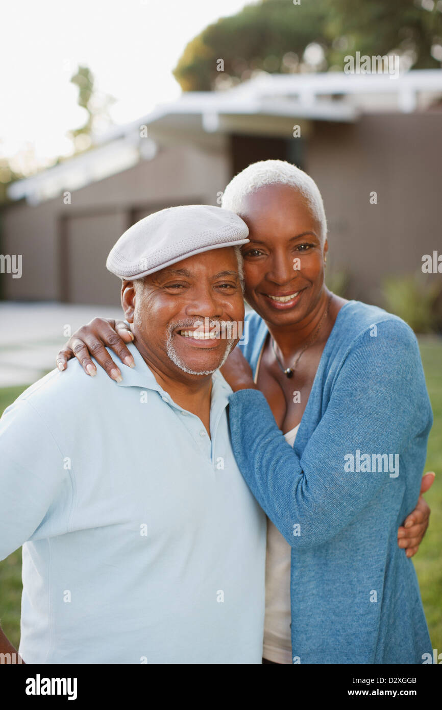 Anziana coppia sorridente insieme all'aperto Foto Stock