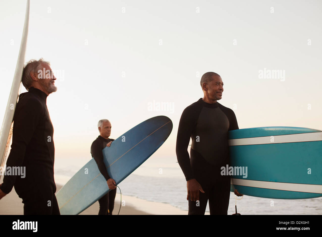 I surfisti più vecchie schede di porta sulla spiaggia Foto Stock