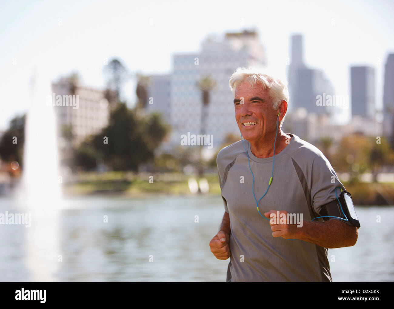 Uomo anziano jogging all'aperto Foto Stock