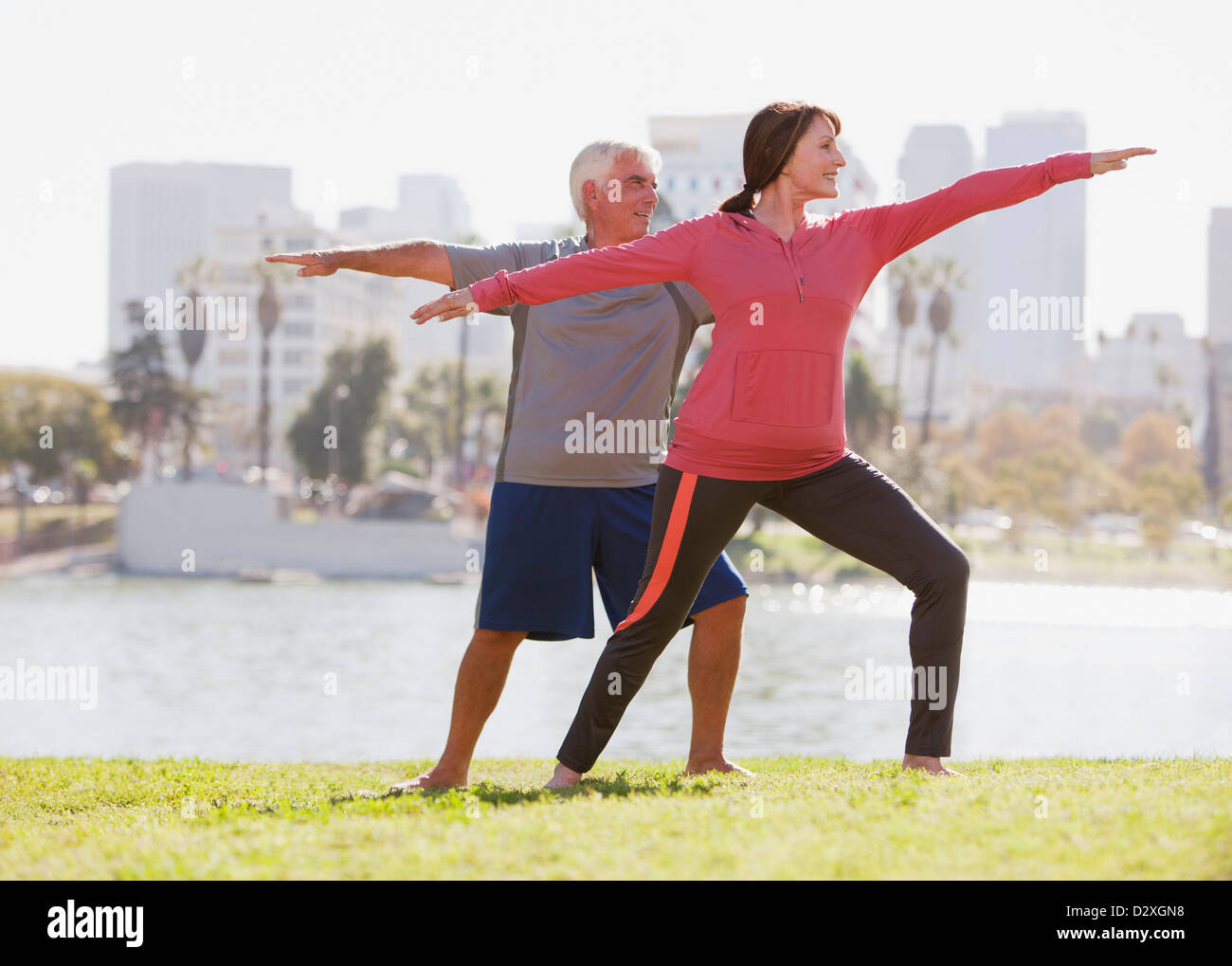 Coppia di anziani a praticare yoga all'aperto Foto Stock