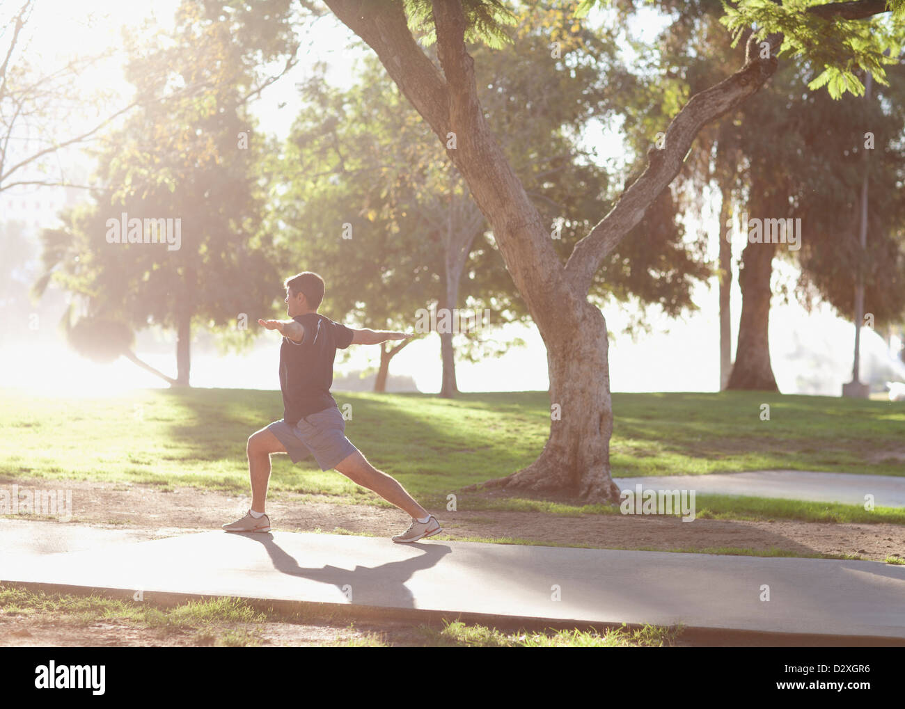Uomo a praticare yoga in posizione di parcheggio Foto Stock