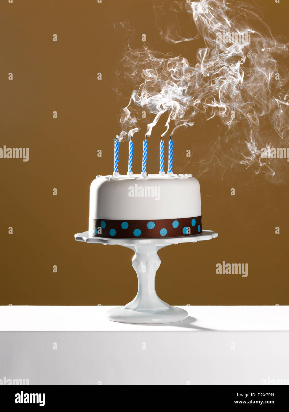 Estinta compleanno candeline sulla torta di compleanno Foto stock - Alamy