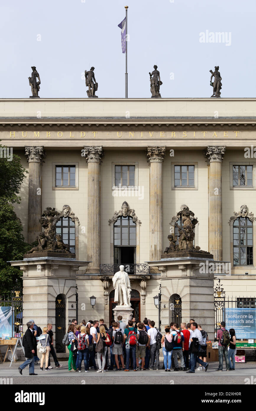 Berlino, Germania, studenti universitari fuori l'ingresso principale della Humboldt Foto Stock