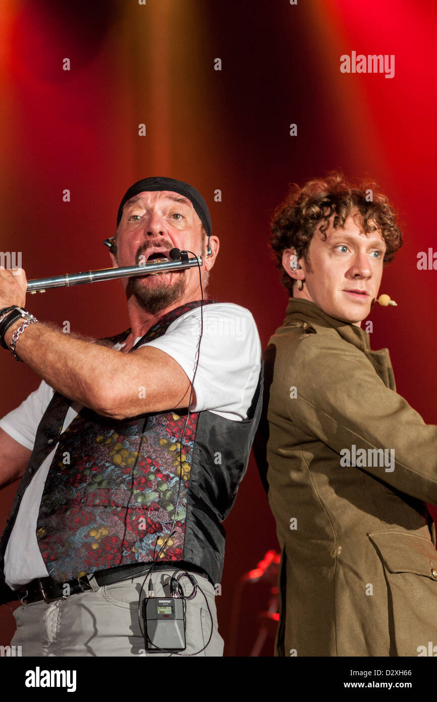 Flautista/cantante Ian Anderson e cantante Ryan O'Donnell, di Ian Anderson touring band dal vivo sul palco di Tel Aviv, Israele Foto Stock