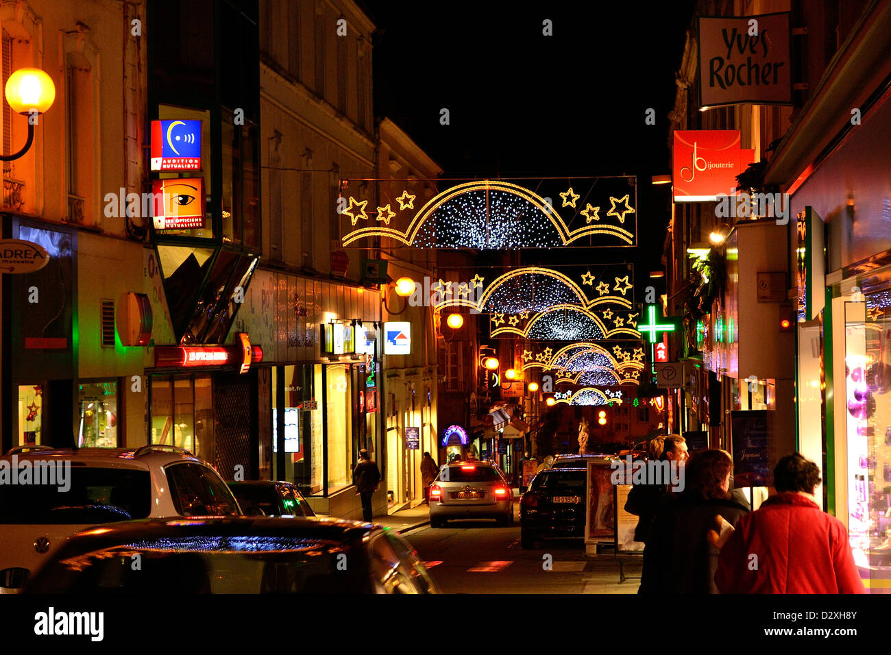 Shopping street illuminato durante le vacanze di Natale, nel centro della città di Mayenne (Mayenne, Paese della Loira, Francia). Foto Stock