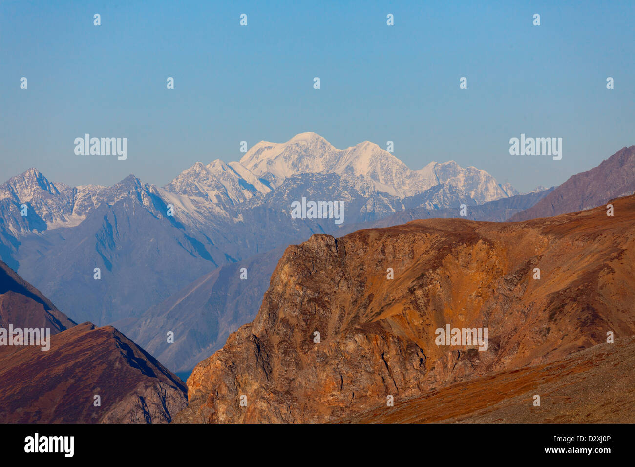 Il picco più alto della gamma della montagna di Altai - Belukha. Tutti e tre i vertici. La vista dalla sella - karagem Foto Stock