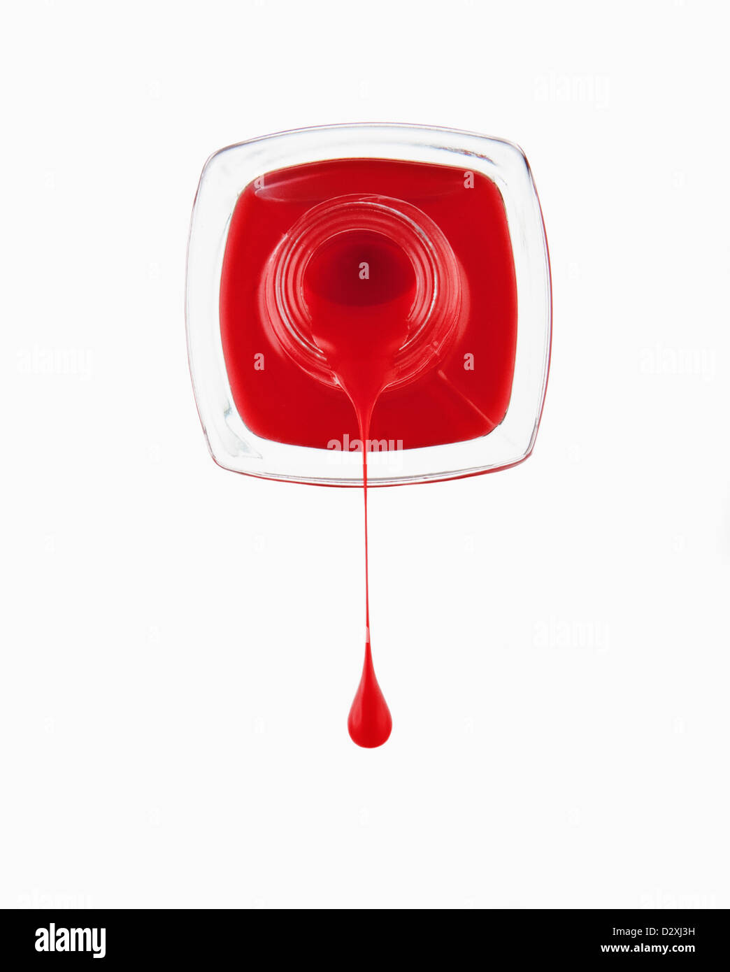 Close up red unghia polacco che gocciola dalla bottiglia Foto Stock
