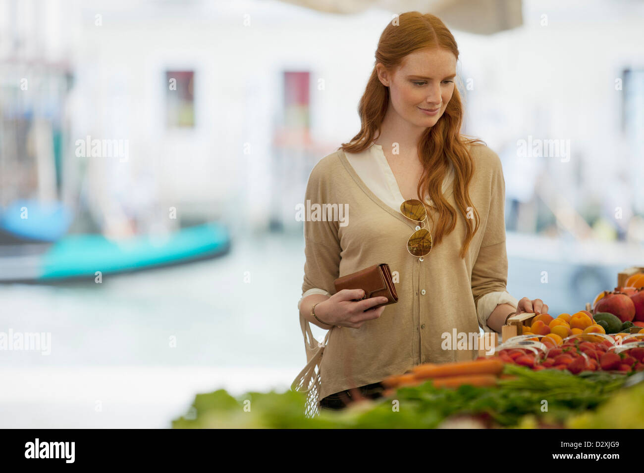 Donna shopping nel mercato all'aperto Foto Stock