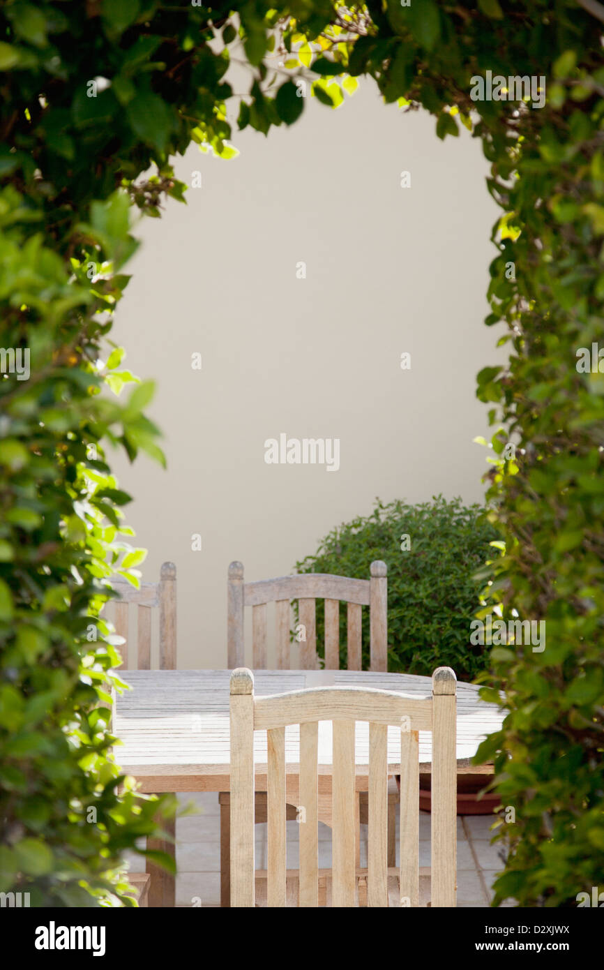 Vista del patio tabella tramite vite-pergola coperta Foto Stock