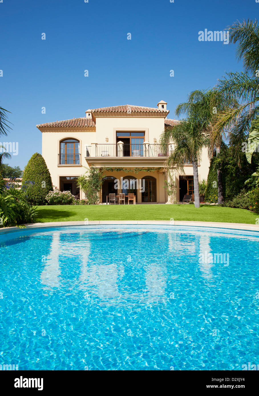 Piscina di lusso e villa spagnola Foto Stock