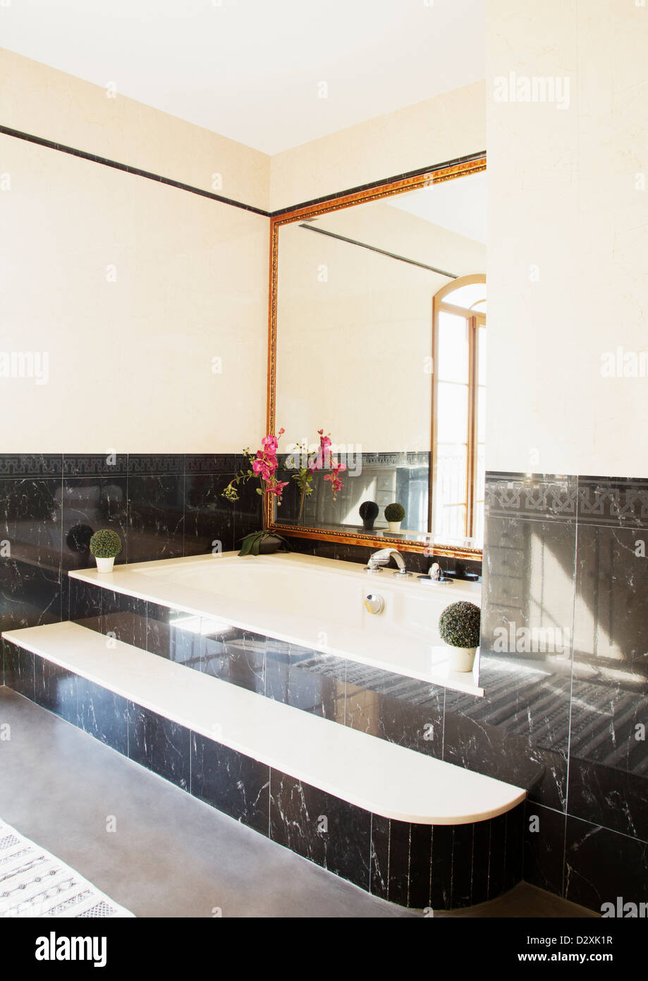 Marmo Nero che circonda la vasca nel bagno di lusso Foto Stock
