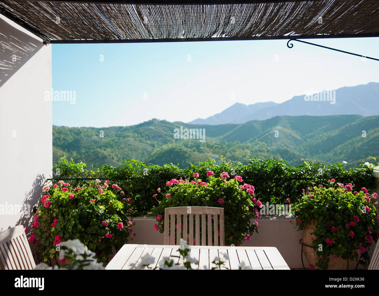 Vista sulle montagne dal balcone con vasi di fiori Foto Stock