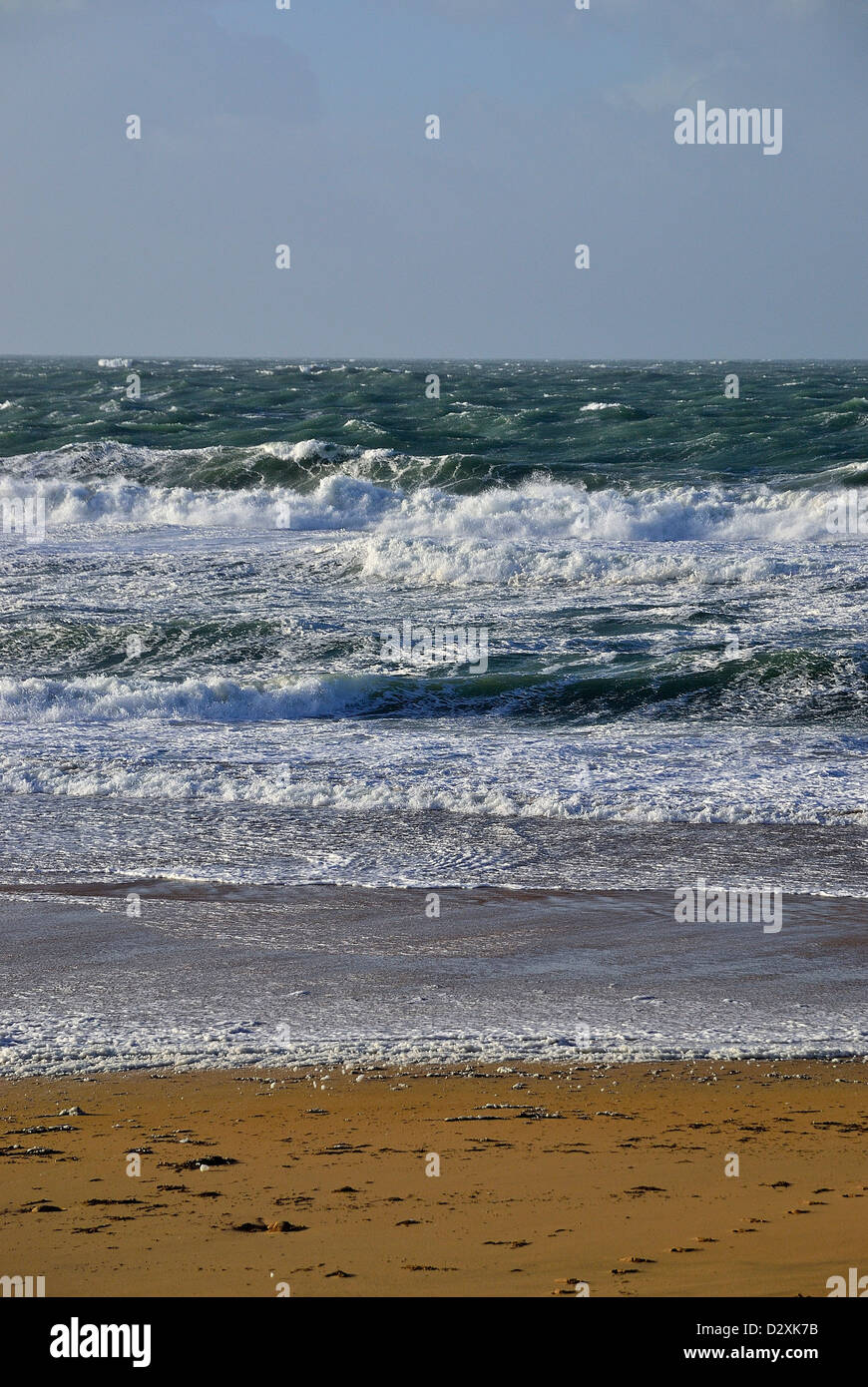 Rising Tide, Port Blanc Beach sulla costa selvaggia della penisola di Quiberon (Brittany, Francia). Foto Stock