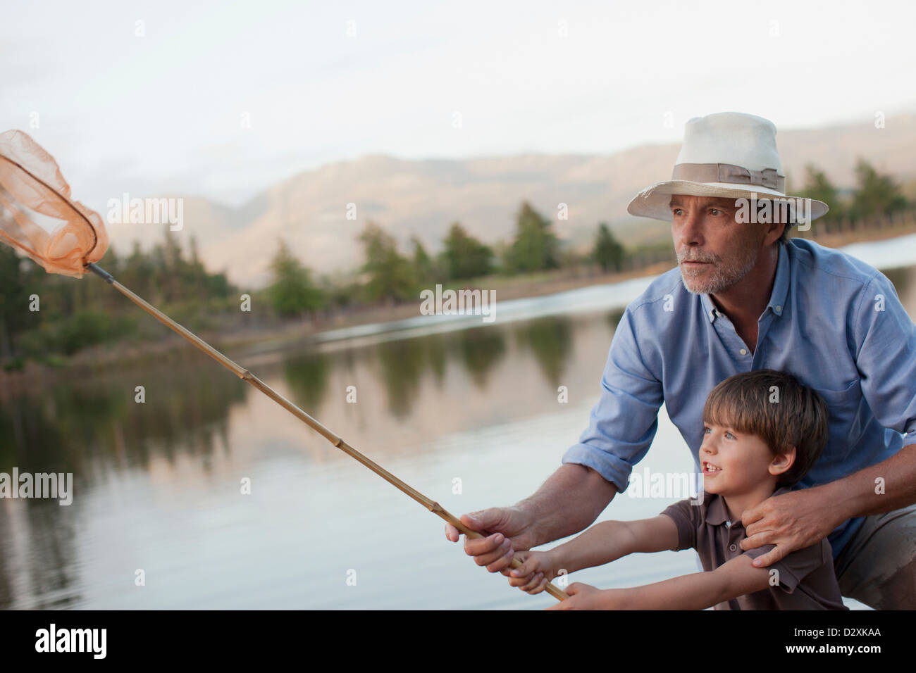 Nonno e nipote di pesca nel lago Foto Stock