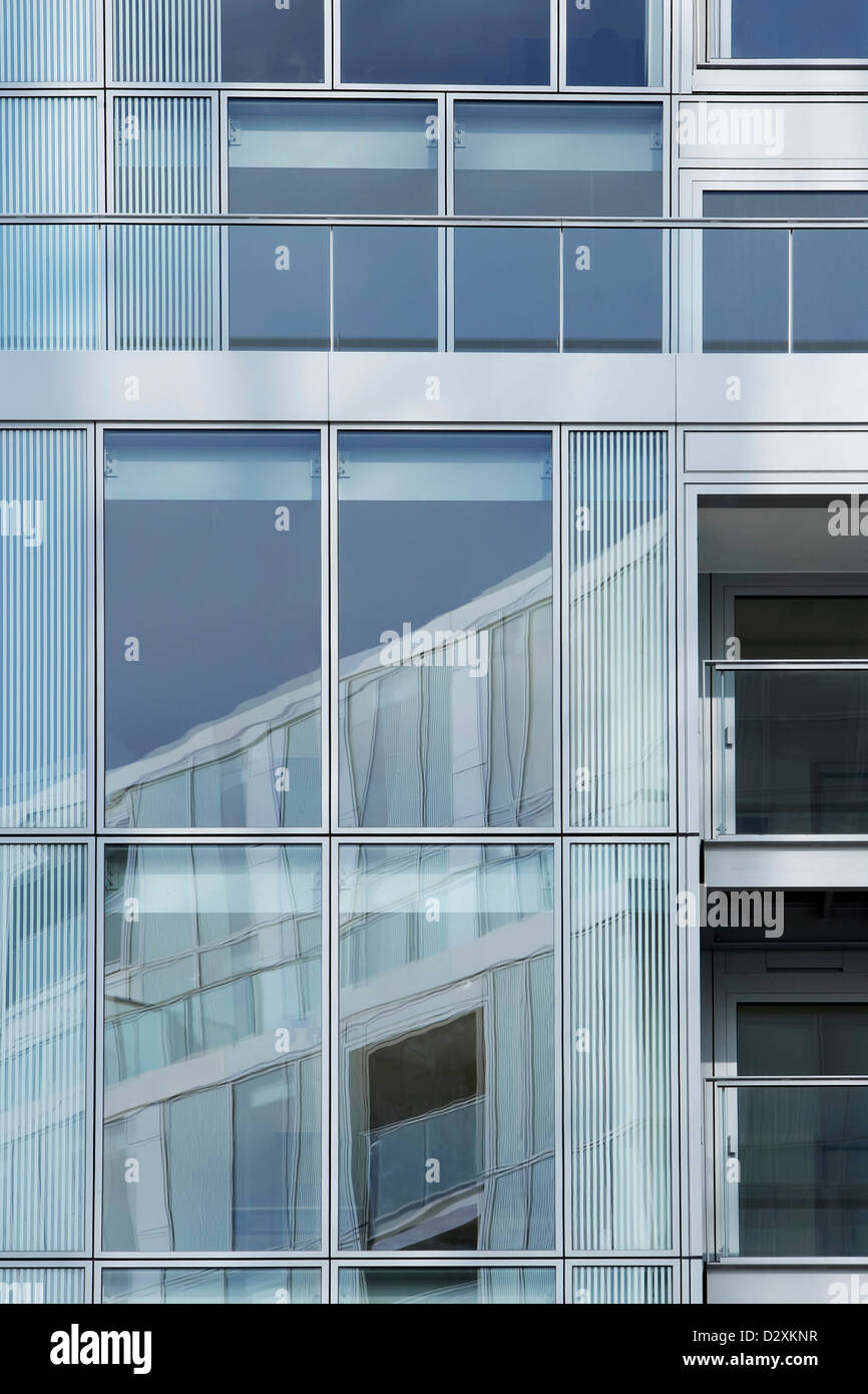 Greenwich Creekside, Londra, Regno Unito. Architetto: scudiero + Partner, 2012. Il pannello di vetro della facciata con la riflessione. Foto Stock