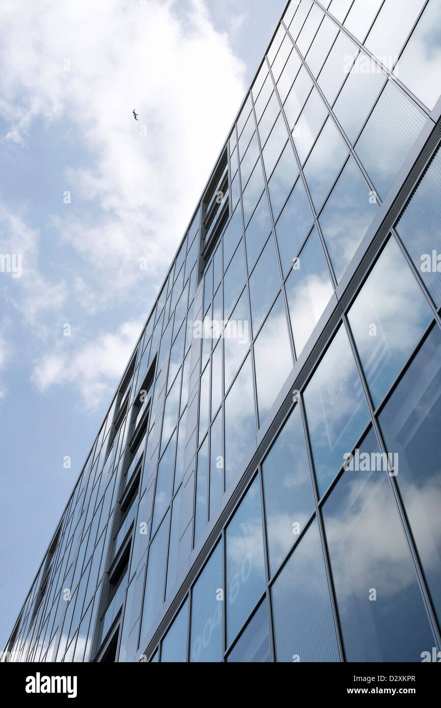 Greenwich Creekside, Londra, Regno Unito. Architetto: scudiero + Partner, 2012. Il pannello di vetro facciata con sky riflessione. Foto Stock