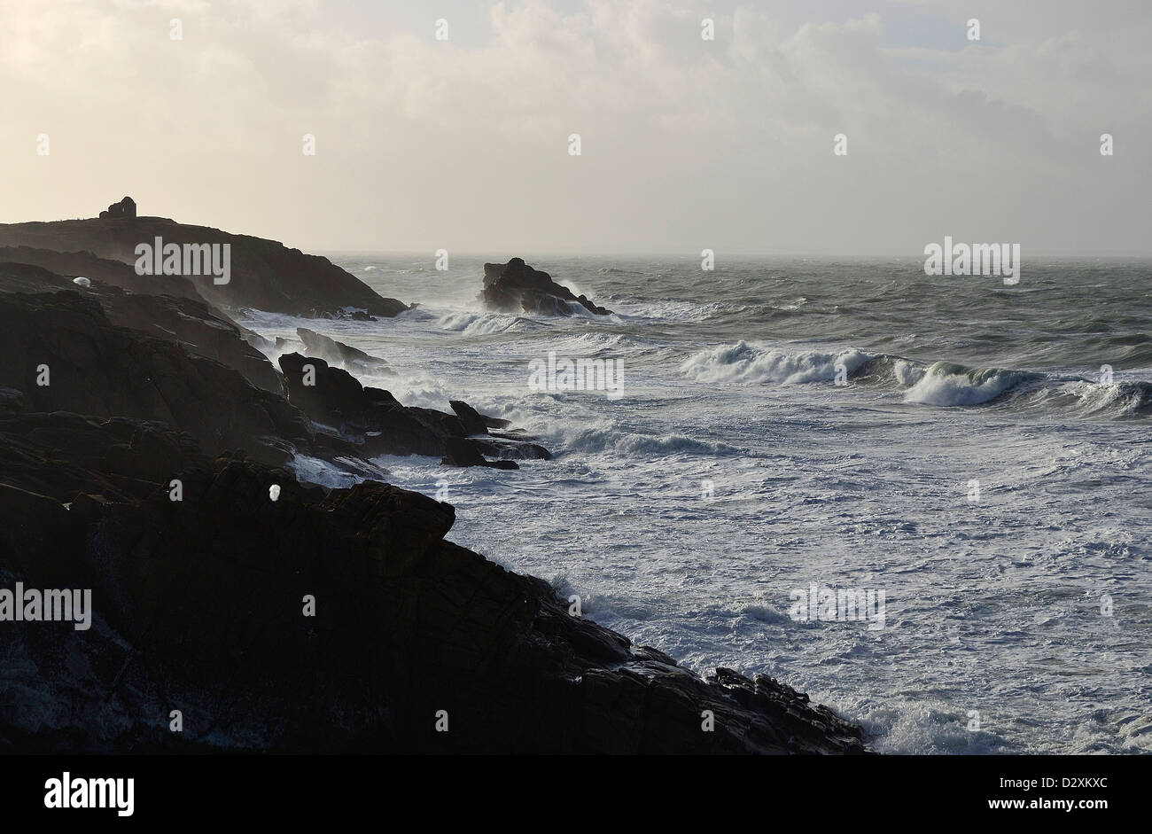 Forte si gonfiano sul punto di Percho, selvaggia costa della penisola di Quiberon, vicino Portivy (Brittany, Francia). Foto Stock