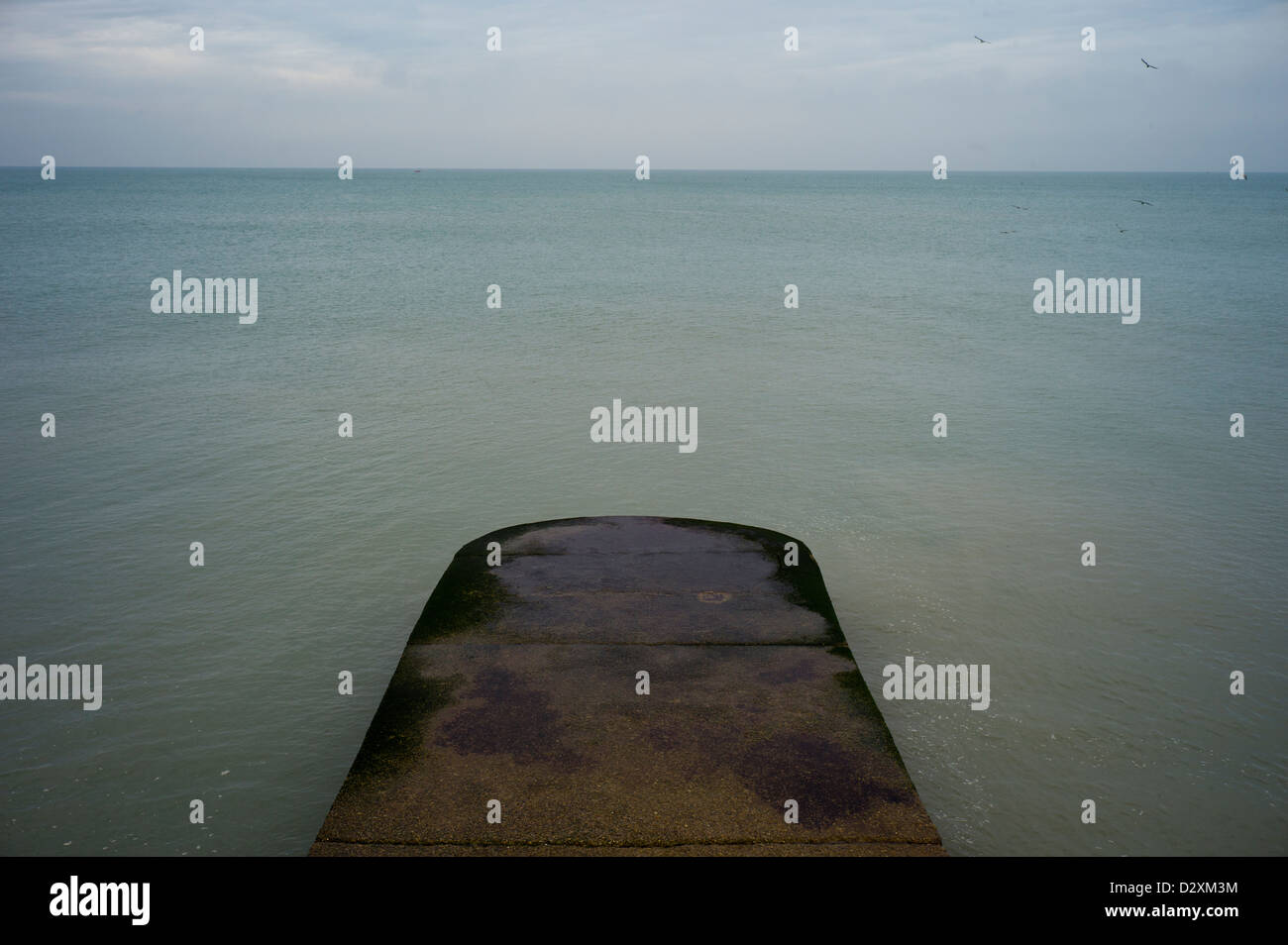 Groyne, mare calmo Foto Stock