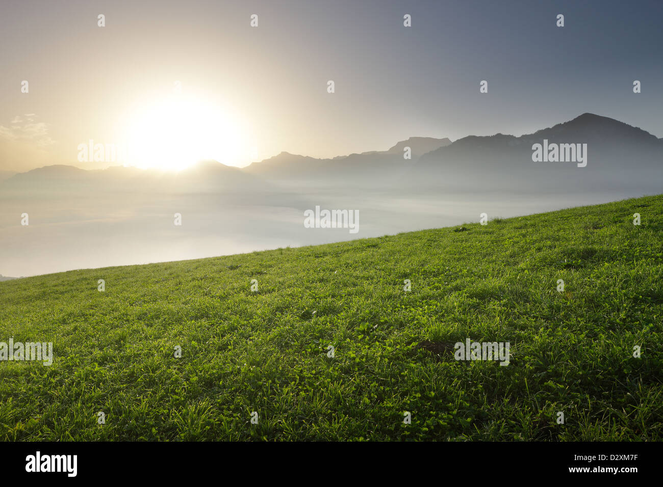 Lucerna, Svizzera, nebbia e nuvole al tramonto sul Lago di Lucerna Foto Stock