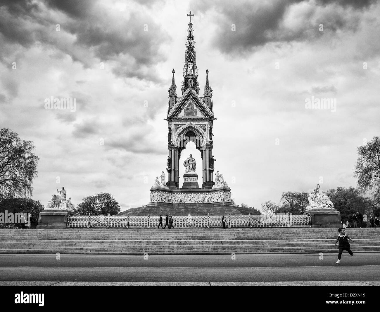 L'Albert Memorial in Kensington Gardens nel giorno nuvoloso Foto Stock