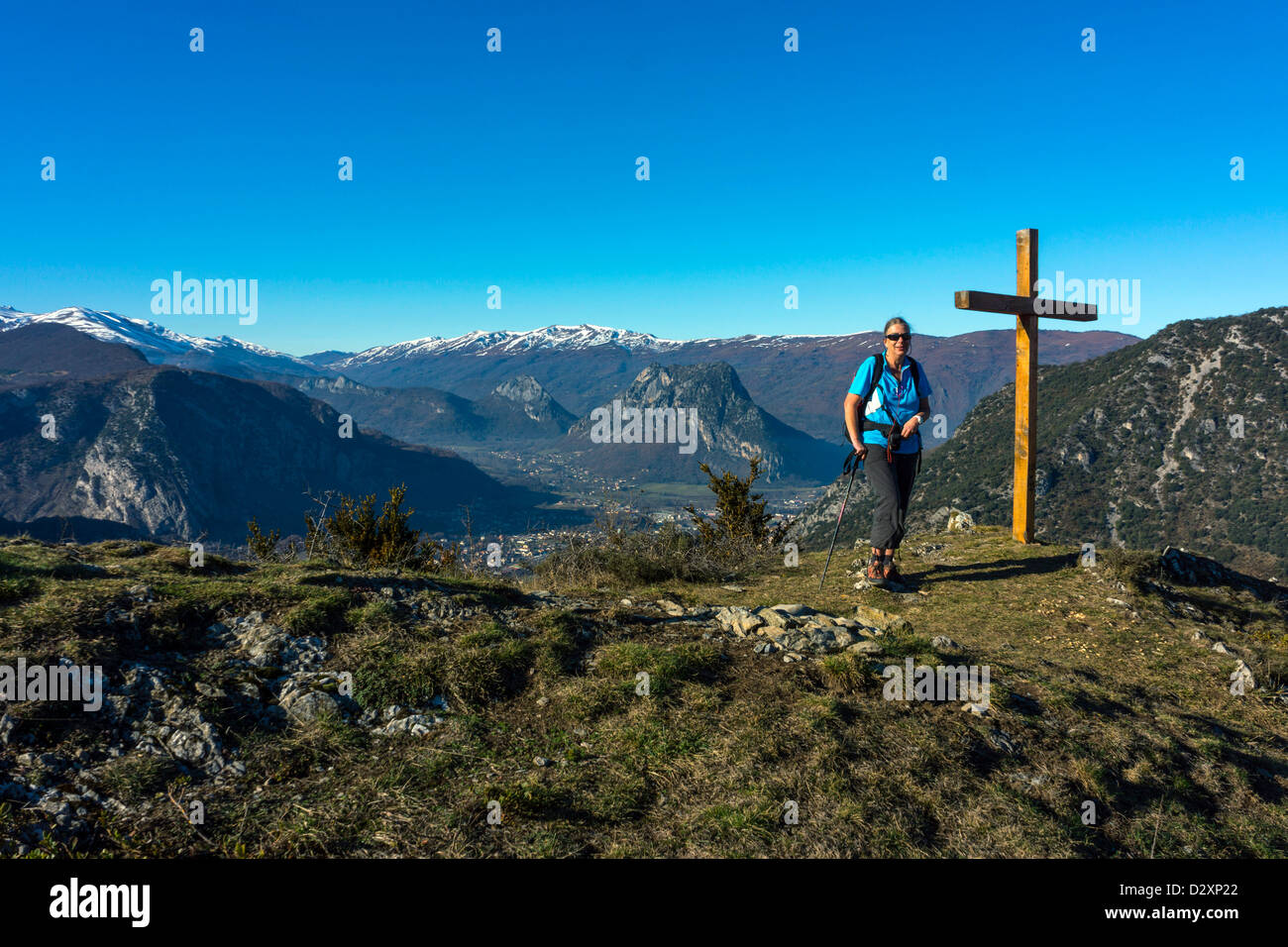 Figura femminile con croce di legno sulla cima della montagna, Tarascon sur Ariège, Pirenei francesi, Francia Foto Stock