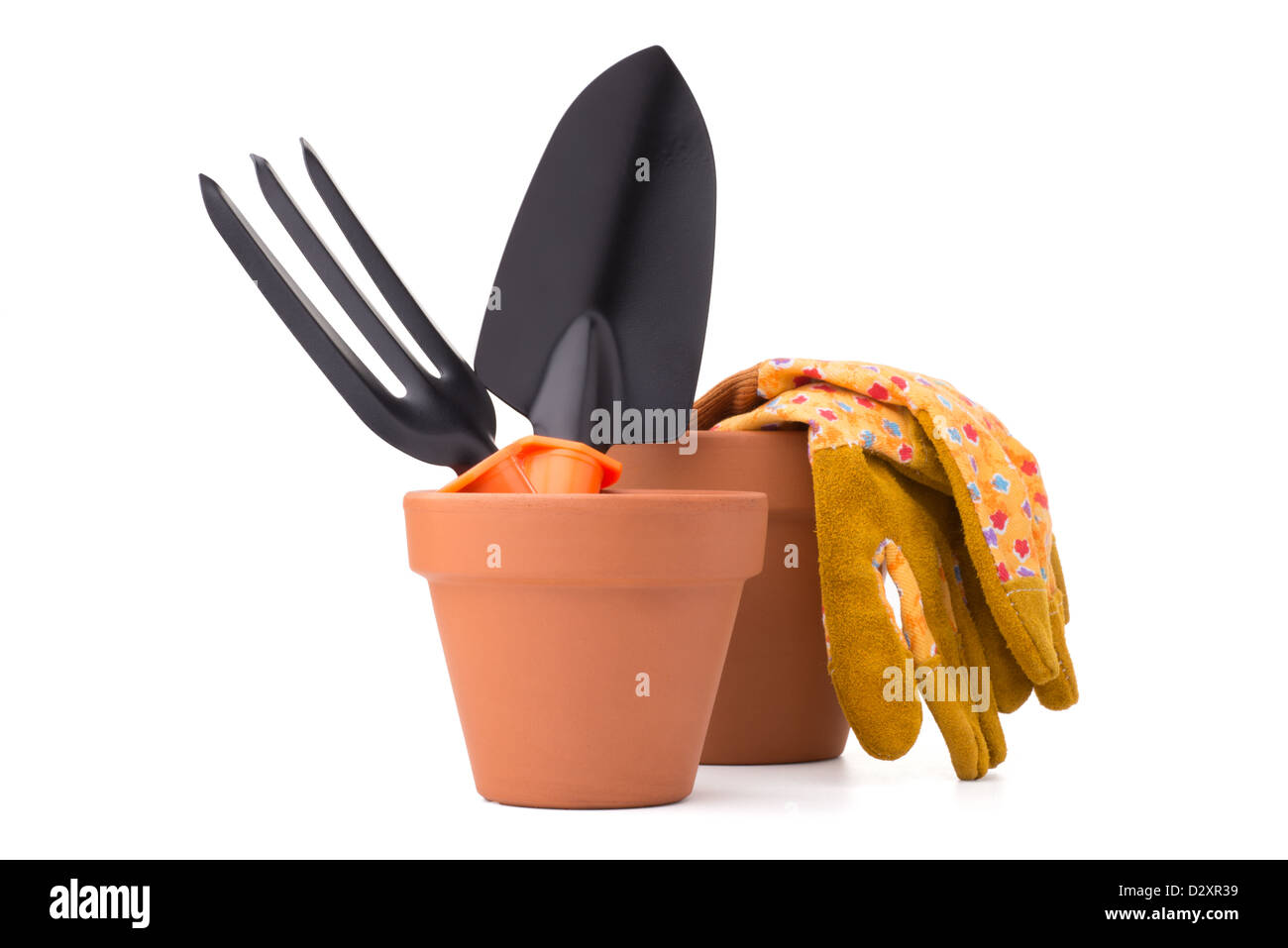 Giardinaggio: gruppo di strumenti e accessori (guanti, pentola floreale, cazzuola e forcella di scavo), isolati su sfondo bianco Foto Stock