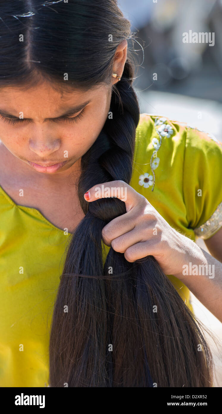 Rurale villaggio indiano ragazza lei da intreccio capelli lunghi. Andhra Pradesh, India Foto Stock