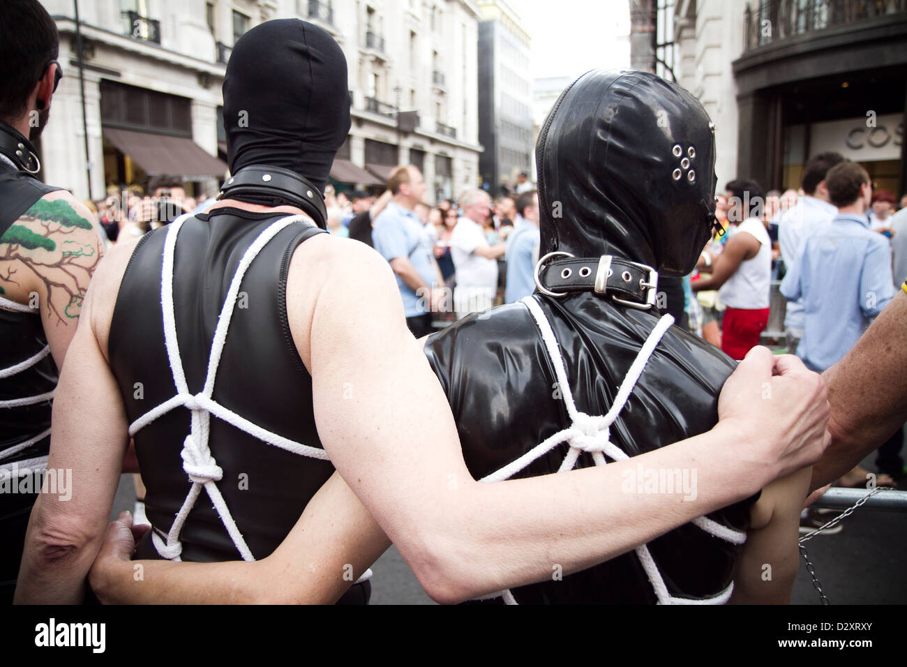 Gay Pride o LGBT pride è l'atteggiamento positivo contro la discriminazione e la violenza a Londra REGNO UNITO. Foto Stock