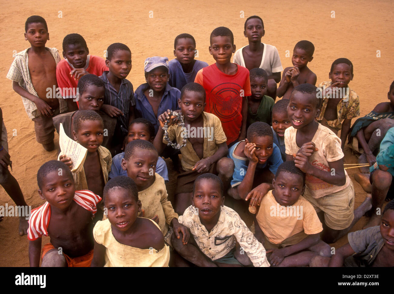 I ragazzi dello Zimbabwe, ragazzi, bambini maschi, bambini, contatto visivo, vista frontale, villaggio, ritratto, Mahenye, Manicaland Province, Zimbabwe, Africa Foto Stock