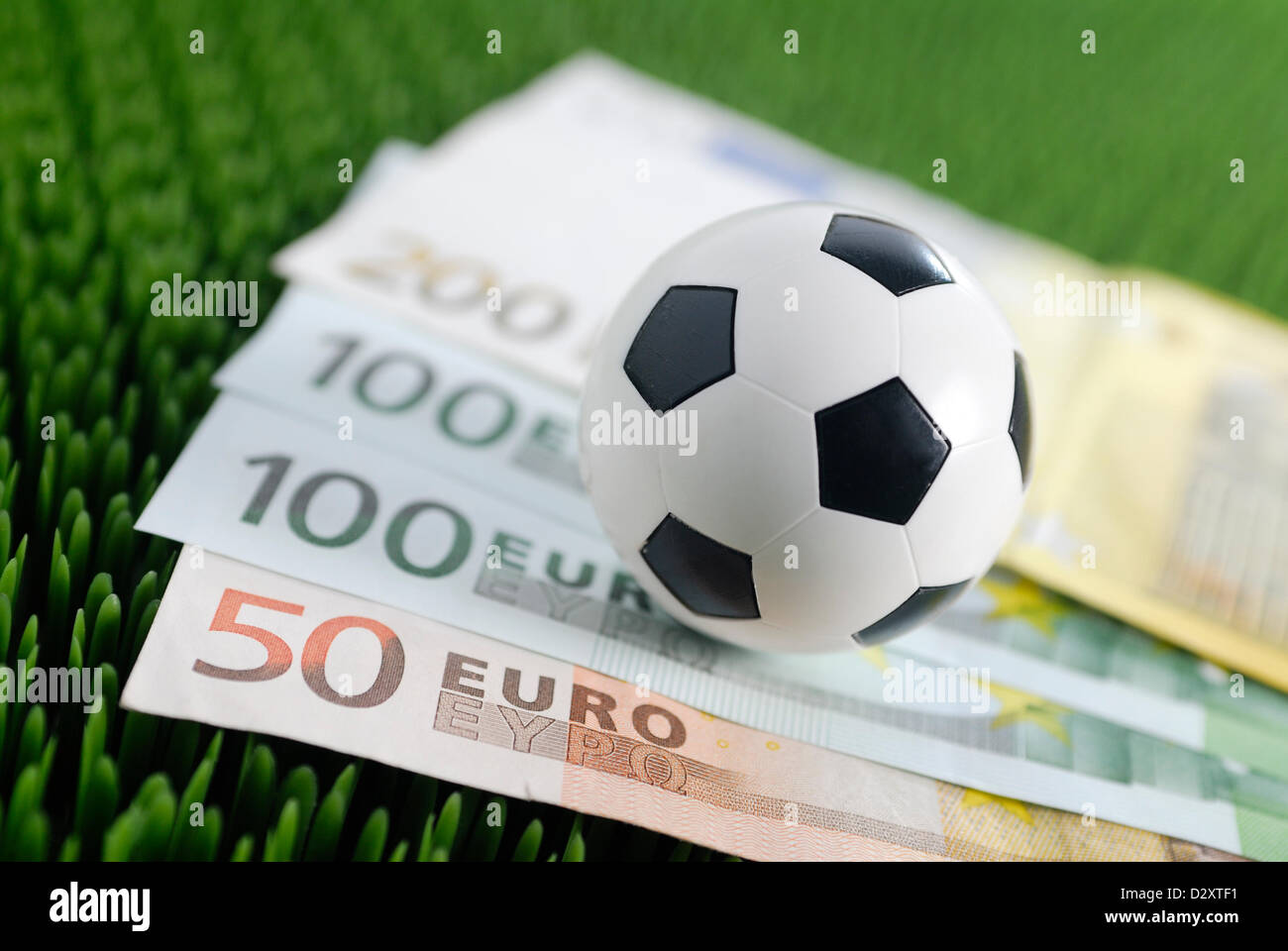 Il calcio e le banconote in euro, scommesse sportive Foto Stock