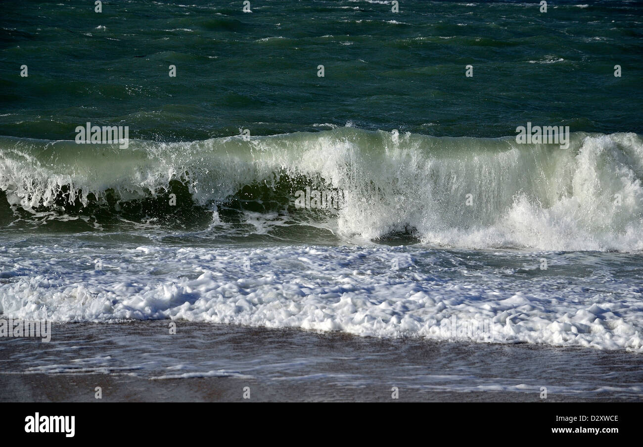 Risacca, nel diluvio di marea, onde, e oscillante risacca su porta shingle Blanc beach, penisola di Quiberon (Brittany, Francia) Foto Stock