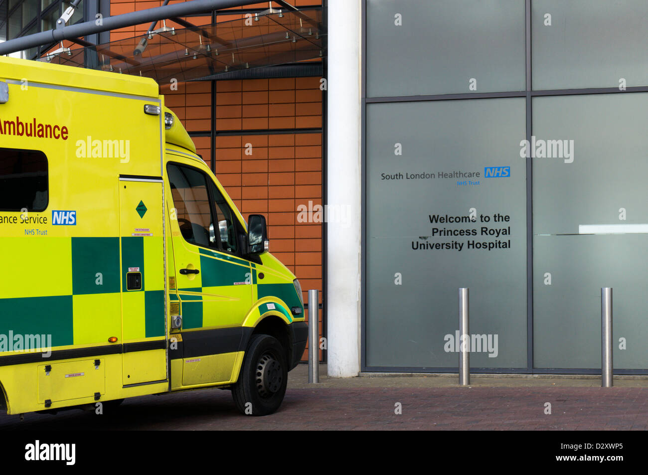 Ambulanza al di fuori di A&E Dipartimento della principessa Royal University Hospital, parte del sud di Londra Healthcare NHS Trust. Foto Stock