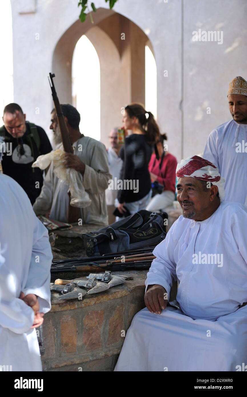Trading fucili e khanjars (tradizionali Omani pugnale) in Oriente souk di Nizwa; Al Dakhiliyah, Oman. Foto Stock